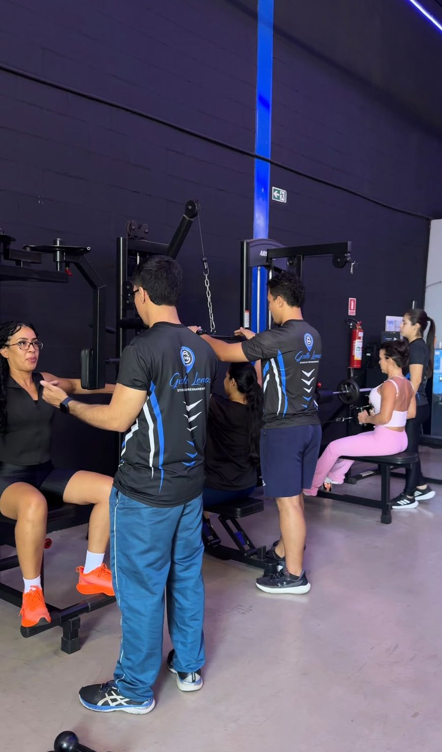 Alunos treinando em grupo no Studio Giselle Lemos